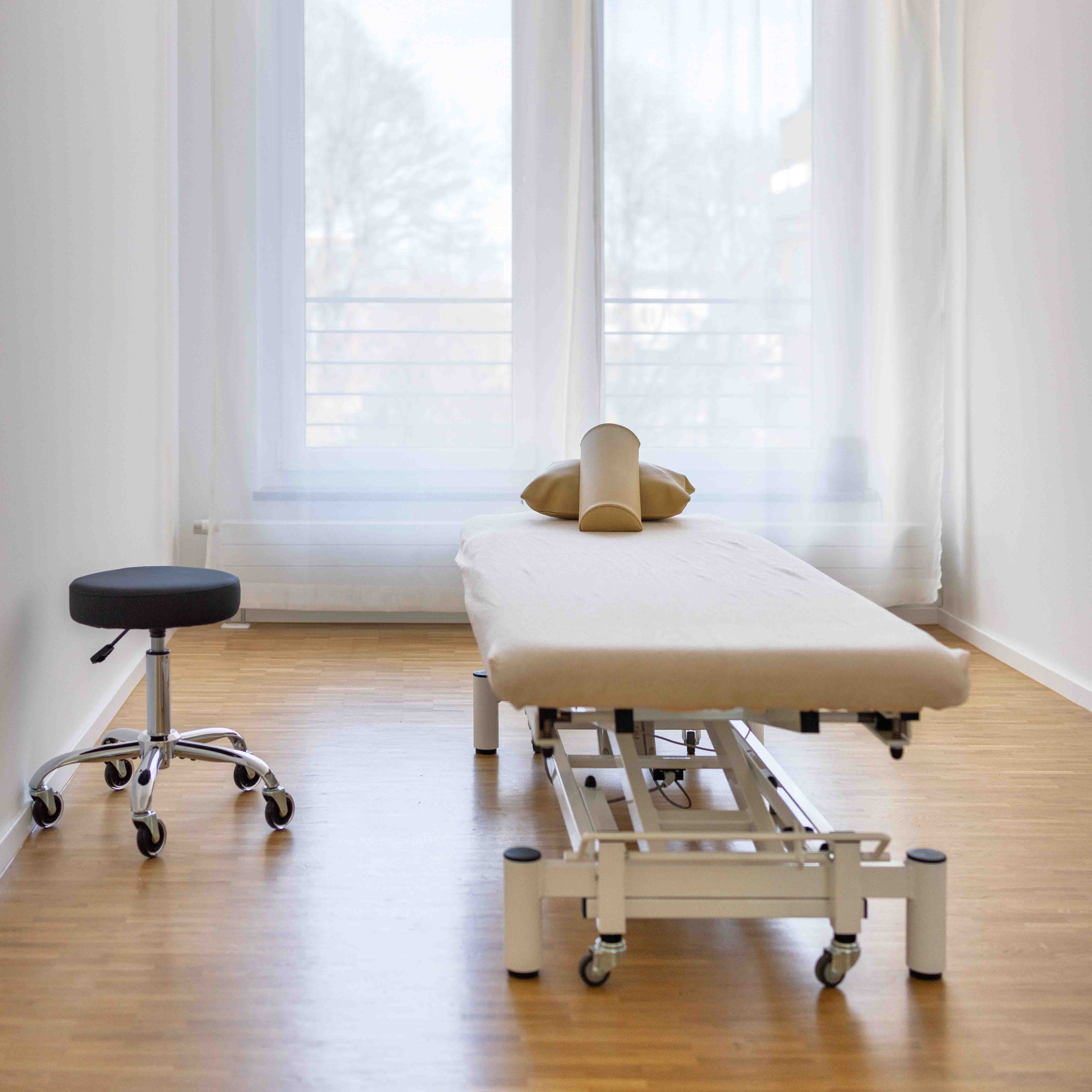 Behandlungsraum der Physiotherapie Herrmann & Reiner München